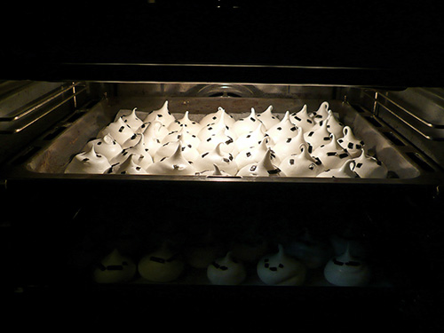 Snowman meringues in the oven
